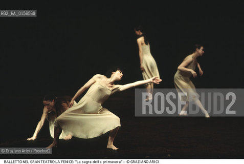 -Venezia,1983. Gran Teatro la Fenice. Balletto La sagra della primavera, coreografia di Pina Bausch, corpo di ballo Tanztheater Wuppertal e musiche di Igor Stravinsky.Tanztheater Wuppertal Pina Bausch Danza balletto coreografia Fruhlingsopfer.-Venice,1983. Gran Teatro la Fenice. Dance ballet Fruhlingsopfer, choreographed by Pina Bausch, Tanztheater Wuppertal dancers chorus and music by Igor Stravinsky ©Graziano Arici/Rosebud2 .La cessione dei diritti di questa immagine si intende per quanto di nostra competenza. Non comprende invece le eventuali spese  relative a diritti che potranno essere richiesti dagli Enti o persone fisiche cui appartengono eventualmente i soggetti  ripresi. Tali costi, ove necessari, e l’espletamento di qualsivoglia pratica di richiesta di concessione del permesso di pubblicazione sono esclusivamente a carico e a cura del soggetto acquirente di questa immagine.