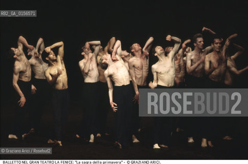 -Venezia,1983. Gran Teatro la Fenice. Balletto La sagra della primavera, coreografia di Pina Bausch, corpo di ballo Tanztheater Wuppertal e musiche di Igor Stravinsky.Tanztheater Wuppertal Pina Bausch Danza balletto coreografia Fruhlingsopfer.-Venice,1983. Gran Teatro la Fenice. Dance ballet Fruhlingsopfer, choreographed by Pina Bausch, Tanztheater Wuppertal dancers chorus and music by Igor Stravinsky ©Graziano Arici/Rosebud2 .La cessione dei diritti di questa immagine si intende per quanto di nostra competenza. Non comprende invece le eventuali spese  relative a diritti che potranno essere richiesti dagli Enti o persone fisiche cui appartengono eventualmente i soggetti  ripresi. Tali costi, ove necessari, e l’espletamento di qualsivoglia pratica di richiesta di concessione del permesso di pubblicazione sono esclusivamente a carico e a cura del soggetto acquirente di questa immagine.