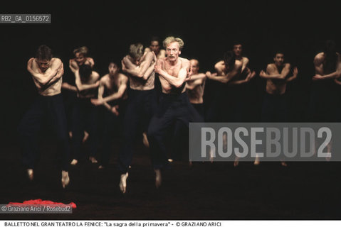 -Venezia,1983. Gran Teatro la Fenice. Balletto La sagra della primavera, coreografia di Pina Bausch, corpo di ballo Tanztheater Wuppertal e musiche di Igor Stravinsky.Tanztheater Wuppertal Pina Bausch Danza balletto coreografia Fruhlingsopfer.-Venice,1983. Gran Teatro la Fenice. Dance ballet Fruhlingsopfer, choreographed by Pina Bausch, Tanztheater Wuppertal dancers chorus and music by Igor Stravinsky ©Graziano Arici/Rosebud2 .La cessione dei diritti di questa immagine si intende per quanto di nostra competenza. Non comprende invece le eventuali spese  relative a diritti che potranno essere richiesti dagli Enti o persone fisiche cui appartengono eventualmente i soggetti  ripresi. Tali costi, ove necessari, e l’espletamento di qualsivoglia pratica di richiesta di concessione del permesso di pubblicazione sono esclusivamente a carico e a cura del soggetto acquirente di questa immagine.