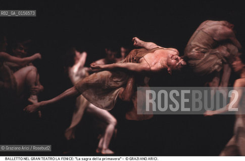 -Venezia,1983. Gran Teatro la Fenice. Balletto La sagra della primavera, coreografia di Pina Bausch, corpo di ballo Tanztheater Wuppertal e musiche di Igor Stravinsky.Tanztheater Wuppertal Pina Bausch Danza balletto coreografia Fruhlingsopfer.-Venice,1983. Gran Teatro la Fenice. Dance ballet Fruhlingsopfer, choreographed by Pina Bausch, Tanztheater Wuppertal dancers chorus and music by Igor Stravinsky ©Graziano Arici/Rosebud2 .La cessione dei diritti di questa immagine si intende per quanto di nostra competenza. Non comprende invece le eventuali spese  relative a diritti che potranno essere richiesti dagli Enti o persone fisiche cui appartengono eventualmente i soggetti  ripresi. Tali costi, ove necessari, e l’espletamento di qualsivoglia pratica di richiesta di concessione del permesso di pubblicazione sono esclusivamente a carico e a cura del soggetto acquirente di questa immagine.
