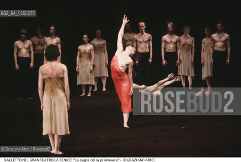 -Venezia,1983. Gran Teatro la Fenice. Balletto La sagra della primavera, coreografia di Pina Bausch, corpo di ballo Tanztheater Wuppertal e musiche di Igor Stravinsky.Tanztheater Wuppertal Pina Bausch Danza balletto coreografia Fruhlingsopfer.-Venice,1983. Gran Teatro la Fenice. Dance ballet Fruhlingsopfer, choreographed by Pina Bausch, Tanztheater Wuppertal dancers chorus and music by Igor Stravinsky ©Graziano Arici/Rosebud2 .La cessione dei diritti di questa immagine si intende per quanto di nostra competenza. Non comprende invece le eventuali spese  relative a diritti che potranno essere richiesti dagli Enti o persone fisiche cui appartengono eventualmente i soggetti  ripresi. Tali costi, ove necessari, e l’espletamento di qualsivoglia pratica di richiesta di concessione del permesso di pubblicazione sono esclusivamente a carico e a cura del soggetto acquirente di questa immagine.