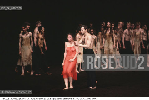 -Venezia,1983. Gran Teatro la Fenice. Balletto La sagra della primavera, coreografia di Pina Bausch, corpo di ballo Tanztheater Wuppertal e musiche di Igor Stravinsky.Tanztheater Wuppertal Pina Bausch Danza balletto coreografia Fruhlingsopfer.-Venice,1983. Gran Teatro la Fenice. Dance ballet Fruhlingsopfer, choreographed by Pina Bausch, Tanztheater Wuppertal dancers chorus and music by Igor Stravinsky ©Graziano Arici/Rosebud2 .La cessione dei diritti di questa immagine si intende per quanto di nostra competenza. Non comprende invece le eventuali spese  relative a diritti che potranno essere richiesti dagli Enti o persone fisiche cui appartengono eventualmente i soggetti  ripresi. Tali costi, ove necessari, e l’espletamento di qualsivoglia pratica di richiesta di concessione del permesso di pubblicazione sono esclusivamente a carico e a cura del soggetto acquirente di questa immagine.