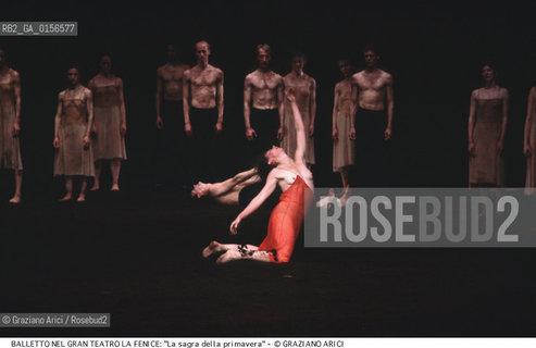 -Venezia,1983. Gran Teatro la Fenice. Balletto La sagra della primavera, coreografia di Pina Bausch, corpo di ballo Tanztheater Wuppertal e musiche di Igor Stravinsky.Tanztheater Wuppertal Pina Bausch Danza balletto coreografia Fruhlingsopfer.-Venice,1983. Gran Teatro la Fenice. Dance ballet Fruhlingsopfer, choreographed by Pina Bausch, Tanztheater Wuppertal dancers chorus and music by Igor Stravinsky ©Graziano Arici/Rosebud2 .La cessione dei diritti di questa immagine si intende per quanto di nostra competenza. Non comprende invece le eventuali spese  relative a diritti che potranno essere richiesti dagli Enti o persone fisiche cui appartengono eventualmente i soggetti  ripresi. Tali costi, ove necessari, e l’espletamento di qualsivoglia pratica di richiesta di concessione del permesso di pubblicazione sono esclusivamente a carico e a cura del soggetto acquirente di questa immagine.