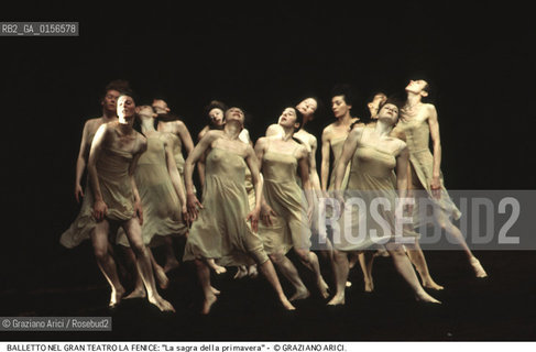 -Venezia,1983. Gran Teatro la Fenice. Balletto La sagra della primavera, coreografia di Pina Bausch, corpo di ballo Tanztheater Wuppertal e musiche di Igor Stravinsky.Tanztheater Wuppertal Pina Bausch Danza balletto coreografia Fruhlingsopfer.-Venice,1983. Gran Teatro la Fenice. Dance ballet Fruhlingsopfer, choreographed by Pina Bausch, Tanztheater Wuppertal dancers chorus and music by Igor Stravinsky ©Graziano Arici/Rosebud2 .La cessione dei diritti di questa immagine si intende per quanto di nostra competenza. Non comprende invece le eventuali spese  relative a diritti che potranno essere richiesti dagli Enti o persone fisiche cui appartengono eventualmente i soggetti  ripresi. Tali costi, ove necessari, e l’espletamento di qualsivoglia pratica di richiesta di concessione del permesso di pubblicazione sono esclusivamente a carico e a cura del soggetto acquirente di questa immagine.