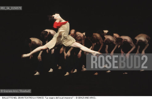 -Venezia,1983. Gran Teatro la Fenice. Balletto La sagra della primavera, coreografia di Pina Bausch, corpo di ballo Tanztheater Wuppertal e musiche di Igor Stravinsky.Tanztheater Wuppertal Pina Bausch Danza balletto coreografia Fruhlingsopfer.-Venice,1983. Gran Teatro la Fenice. Dance ballet Fruhlingsopfer, choreographed by Pina Bausch, Tanztheater Wuppertal dancers chorus and music by Igor Stravinsky ©Graziano Arici/Rosebud2 .La cessione dei diritti di questa immagine si intende per quanto di nostra competenza. Non comprende invece le eventuali spese  relative a diritti che potranno essere richiesti dagli Enti o persone fisiche cui appartengono eventualmente i soggetti  ripresi. Tali costi, ove necessari, e l’espletamento di qualsivoglia pratica di richiesta di concessione del permesso di pubblicazione sono esclusivamente a carico e a cura del soggetto acquirente di questa immagine.