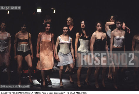 -Venezia,1983. Gran Teatro la Fenice. Balletto I sette peccati capitali, coreografia di Pina Bausch, corpo di ballo Tanztheater Wuppertal.Tanztheater Wuppertal Pina Bausch Danza balletto coreografia DIE SIEBEN TODSUNDEN.-Venice,1983. Gran Teatro la Fenice. Dance ballet DIE SIEBEN TODSUNDEN, choreographed by Pina Bausch, Tanztheater Wuppertal dancers chorus ©Graziano Arici/Rosebud2 .La cessione dei diritti di questa immagine si intende per quanto di nostra competenza. Non comprende invece le eventuali spese  relative a diritti che potranno essere richiesti dagli Enti o persone fisiche cui appartengono eventualmente i soggetti  ripresi. Tali costi, ove necessari, e l’espletamento di qualsivoglia pratica di richiesta di concessione del permesso di pubblicazione sono esclusivamente a carico e a cura del soggetto acquirente di questa immagine.