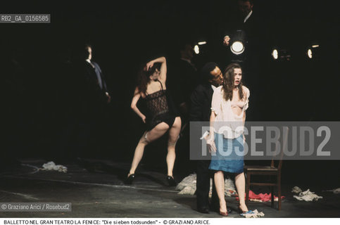 -Venezia,1983. Gran Teatro la Fenice. Balletto I sette peccati capitali, coreografia di Pina Bausch, corpo di ballo Tanztheater Wuppertal.Tanztheater Wuppertal Pina Bausch Danza balletto coreografia DIE SIEBEN TODSUNDEN.-Venice,1983. Gran Teatro la Fenice. Dance ballet DIE SIEBEN TODSUNDEN, choreographed by Pina Bausch, Tanztheater Wuppertal dancers chorus ©Graziano Arici/Rosebud2 .La cessione dei diritti di questa immagine si intende per quanto di nostra competenza. Non comprende invece le eventuali spese  relative a diritti che potranno essere richiesti dagli Enti o persone fisiche cui appartengono eventualmente i soggetti  ripresi. Tali costi, ove necessari, e l’espletamento di qualsivoglia pratica di richiesta di concessione del permesso di pubblicazione sono esclusivamente a carico e a cura del soggetto acquirente di questa immagine.