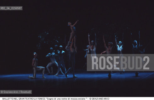 -VENEZIA,1983.IL BALLETTO SOGNO DI UNA NOTTE DI MEZZA ESTATE AL GRAN TEATRO LA FENICE DI {VENEZIA} SU COREOGRAFIA DI JOHN NEUMEIER, MUSICHE DI FELIX MENDELSSOHN E CORPO DI BALLO BALLETTO DELLA STAATSOPER DI AMBURGO.-VENICE,1983. THE DANCE BALLET  A Midsummer Nights Dream AT GRAN TEATRO LA FENICE {VENICE} WITH CHOREOGRAPHED BY JOHN NEUMEIER, MUSIC BY FELIX MENDELSSOHN AND CORPS DE BALLET HAMBURG STAATSOPER BALLET ©Graziano Arici/Rosebud2                                    La cessione dei diritti di questa immagine si intende per quanto di nostra competenza. Non comprende invece le eventuali spese  relative a diritti che potranno essere richiesti dagli Enti o persone fisiche cui appartengono eventualmente i soggetti  ripresi. Tali costi, ove necessari, e l’espletamento di qualsivoglia pratica di richiesta di concessione del permesso di pubblicazione sono esclusivamente a carico e a cura del soggetto acquirente di questa immagine.