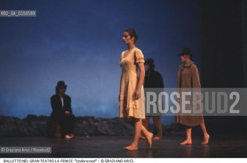 - Venezia,Gran Teatro la Fenice,1983.Underwood,Coreografia di Carolyn Carlson e Larrio Ekson,corpo di ballo Teatro e Danza la Fenice di Carolyn Carlson. DANZA balletto corpo ballo corps choreografo choreographer Choreographed.- Venice,Gran Teatro la Fenice,1983.Underwood,Choreographed by Carolyn Carlson and Larrio Ekson,corps de ballet Carolyn Carlsons la Fenice Theatre and Dance ©Graziano Arici/Rosebud2 .La cessione dei diritti di questa immagine si intende per quanto di nostra competenza. Non comprende invece le eventuali spese  relative a diritti che potranno essere richiesti dagli Enti o persone fisiche cui appartengono eventualmente i soggetti  ripresi. Tali costi, ove necessari, e l’espletamento di qualsivoglia pratica di richiesta di concessione del permesso di pubblicazione sono esclusivamente a carico e a cura del soggetto acquirente di questa immagine.