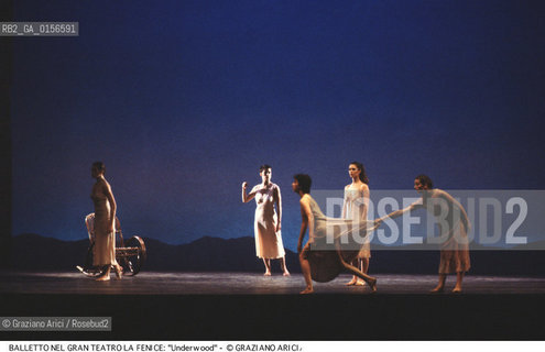 - Venezia,Gran Teatro la Fenice,1983.Underwood,Coreografia di Carolyn Carlson e Larrio Ekson,corpo di ballo Teatro e Danza la Fenice di Carolyn Carlson. DANZA balletto corpo ballo corps choreografo choreographer Choreographed.- Venice,Gran Teatro la Fenice,1983.Underwood,Choreographed by Carolyn Carlson and Larrio Ekson,corps de ballet Carolyn Carlsons la Fenice Theatre and Dance ©Graziano Arici/Rosebud2 .La cessione dei diritti di questa immagine si intende per quanto di nostra competenza. Non comprende invece le eventuali spese  relative a diritti che potranno essere richiesti dagli Enti o persone fisiche cui appartengono eventualmente i soggetti  ripresi. Tali costi, ove necessari, e l’espletamento di qualsivoglia pratica di richiesta di concessione del permesso di pubblicazione sono esclusivamente a carico e a cura del soggetto acquirente di questa immagine.