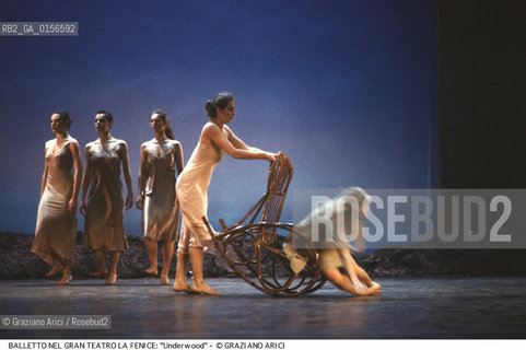 - Venezia,Gran Teatro la Fenice,1983.Underwood,Coreografia di Carolyn Carlson e Larrio Ekson,corpo di ballo Teatro e Danza la Fenice di Carolyn Carlson. DANZA balletto corpo ballo corps choreografo choreographer Choreographed.- Venice,Gran Teatro la Fenice,1983.Underwood,Choreographed by Carolyn Carlson and Larrio Ekson,corps de ballet Carolyn Carlsons la Fenice Theatre and Dance ©Graziano Arici/Rosebud2 .La cessione dei diritti di questa immagine si intende per quanto di nostra competenza. Non comprende invece le eventuali spese  relative a diritti che potranno essere richiesti dagli Enti o persone fisiche cui appartengono eventualmente i soggetti  ripresi. Tali costi, ove necessari, e l’espletamento di qualsivoglia pratica di richiesta di concessione del permesso di pubblicazione sono esclusivamente a carico e a cura del soggetto acquirente di questa immagine.