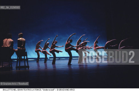 - Venezia,Gran Teatro la Fenice,1983.Underwood,Coreografia di Carolyn Carlson e Larrio Ekson,corpo di ballo Teatro e Danza la Fenice di Carolyn Carlson. DANZA balletto corpo ballo corps choreografo choreographer Choreographed.- Venice,Gran Teatro la Fenice,1983.Underwood,Choreographed by Carolyn Carlson and Larrio Ekson,corps de ballet Carolyn Carlsons la Fenice Theatre and Dance ©Graziano Arici/Rosebud2 .La cessione dei diritti di questa immagine si intende per quanto di nostra competenza. Non comprende invece le eventuali spese  relative a diritti che potranno essere richiesti dagli Enti o persone fisiche cui appartengono eventualmente i soggetti  ripresi. Tali costi, ove necessari, e l’espletamento di qualsivoglia pratica di richiesta di concessione del permesso di pubblicazione sono esclusivamente a carico e a cura del soggetto acquirente di questa immagine.