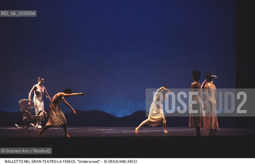 - Venezia,Gran Teatro la Fenice,1983.Underwood,Coreografia di Carolyn Carlson e Larrio Ekson,corpo di ballo Teatro e Danza la Fenice di Carolyn Carlson. DANZA balletto corpo ballo corps choreografo choreographer Choreographed.- Venice,Gran Teatro la Fenice,1983.Underwood,Choreographed by Carolyn Carlson and Larrio Ekson,corps de ballet Carolyn Carlsons la Fenice Theatre and Dance ©Graziano Arici/Rosebud2 .La cessione dei diritti di questa immagine si intende per quanto di nostra competenza. Non comprende invece le eventuali spese  relative a diritti che potranno essere richiesti dagli Enti o persone fisiche cui appartengono eventualmente i soggetti  ripresi. Tali costi, ove necessari, e l’espletamento di qualsivoglia pratica di richiesta di concessione del permesso di pubblicazione sono esclusivamente a carico e a cura del soggetto acquirente di questa immagine.