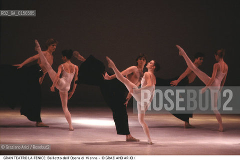 VENEZIA,1988. IL BALLETTO DELLOPERA DI VIENNA.AL GRAN TEATRO LA FENICE DI {VENEZIA} . CORPO DI BALLO WIENER STAATSOPERNBALLETT. DANZA BALLETTO VIENNA.VENICE,1988. DANCE BALLET  AT GRAN TEATRO LA FENICE {VENICE}:THE CORPS  BALLET WIENER STAATSOPERNBALLETT ©Graziano Arici/Rosebud2 La cessione dei diritti di questa immagine si intende per quanto di nostra competenza. Non comprende invece le eventuali spese  relative a diritti che potranno essere richiesti dagli Enti o persone fisiche cui appartengono eventualmente i soggetti  ripresi. Tali costi, ove necessari, e l’espletamento di qualsivoglia pratica di richiesta di concessione del permesso di pubblicazione sono esclusivamente a carico e a cura del soggetto acquirente di questa immagine.