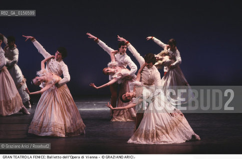VENEZIA,1988. IL BALLETTO DELLOPERA DI VIENNA.AL GRAN TEATRO LA FENICE DI {VENEZIA} . CORPO DI BALLO WIENER STAATSOPERNBALLETT. DANZA BALLETTO VIENNA.VENICE,1988. DANCE BALLET  AT GRAN TEATRO LA FENICE {VENICE}:THE CORPS  BALLET WIENER STAATSOPERNBALLETT ©Graziano Arici/Rosebud2 La cessione dei diritti di questa immagine si intende per quanto di nostra competenza. Non comprende invece le eventuali spese  relative a diritti che potranno essere richiesti dagli Enti o persone fisiche cui appartengono eventualmente i soggetti  ripresi. Tali costi, ove necessari, e l’espletamento di qualsivoglia pratica di richiesta di concessione del permesso di pubblicazione sono esclusivamente a carico e a cura del soggetto acquirente di questa immagine.