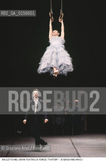 -Venezia,1992. Gran Teatro la Fenice. Balletto Viktor, coreografia di Pina Bausch, corpo di ballo Tanztheater Wuppertal.Tanztheater Wuppertal Pina Bausch Danza balletto coreografia Viktor.-Venice,1992. Gran Teatro la Fenice. Dance ballet Viktor, choreographed by Pina Bausch, Tanztheater Wuppertal dancers chorus  ©Graziano Arici/Rosebud2 .La cessione dei diritti di questa immagine si intende per quanto di nostra competenza. Non comprende invece le eventuali spese  relative a diritti che potranno essere richiesti dagli Enti o persone fisiche cui appartengono eventualmente i soggetti  ripresi. Tali costi, ove necessari, e l’espletamento di qualsivoglia pratica di richiesta di concessione del permesso di pubblicazione sono esclusivamente a carico e a cura del soggetto acquirente di questa immagine.