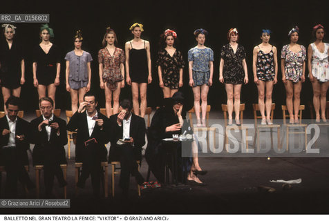 -Venezia,1992. Gran Teatro la Fenice. Balletto Viktor, coreografia di Pina Bausch, corpo di ballo Tanztheater Wuppertal.Tanztheater Wuppertal Pina Bausch Danza balletto coreografia Viktor.-Venice,1992. Gran Teatro la Fenice. Dance ballet Viktor, choreographed by Pina Bausch, Tanztheater Wuppertal dancers chorus  ©Graziano Arici/Rosebud2 .La cessione dei diritti di questa immagine si intende per quanto di nostra competenza. Non comprende invece le eventuali spese  relative a diritti che potranno essere richiesti dagli Enti o persone fisiche cui appartengono eventualmente i soggetti  ripresi. Tali costi, ove necessari, e l’espletamento di qualsivoglia pratica di richiesta di concessione del permesso di pubblicazione sono esclusivamente a carico e a cura del soggetto acquirente di questa immagine.