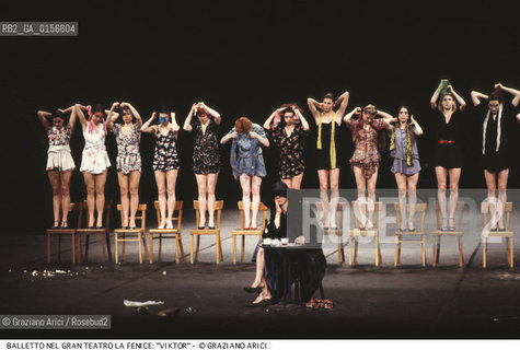 -Venezia,1992. Gran Teatro la Fenice. Balletto Viktor, coreografia di Pina Bausch, corpo di ballo Tanztheater Wuppertal.Tanztheater Wuppertal Pina Bausch Danza balletto coreografia Viktor.-Venice,1992. Gran Teatro la Fenice. Dance ballet Viktor, choreographed by Pina Bausch, Tanztheater Wuppertal dancers chorus  ©Graziano Arici/Rosebud2 .La cessione dei diritti di questa immagine si intende per quanto di nostra competenza. Non comprende invece le eventuali spese  relative a diritti che potranno essere richiesti dagli Enti o persone fisiche cui appartengono eventualmente i soggetti  ripresi. Tali costi, ove necessari, e l’espletamento di qualsivoglia pratica di richiesta di concessione del permesso di pubblicazione sono esclusivamente a carico e a cura del soggetto acquirente di questa immagine.