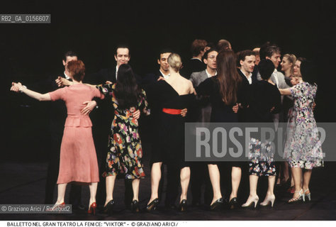 -Venezia,1992. Gran Teatro la Fenice. Balletto Viktor, coreografia di Pina Bausch, corpo di ballo Tanztheater Wuppertal.Tanztheater Wuppertal Pina Bausch Danza balletto coreografia Viktor.-Venice,1992. Gran Teatro la Fenice. Dance ballet Viktor, choreographed by Pina Bausch, Tanztheater Wuppertal dancers chorus  ©Graziano Arici/Rosebud2 .La cessione dei diritti di questa immagine si intende per quanto di nostra competenza. Non comprende invece le eventuali spese  relative a diritti che potranno essere richiesti dagli Enti o persone fisiche cui appartengono eventualmente i soggetti  ripresi. Tali costi, ove necessari, e l’espletamento di qualsivoglia pratica di richiesta di concessione del permesso di pubblicazione sono esclusivamente a carico e a cura del soggetto acquirente di questa immagine.