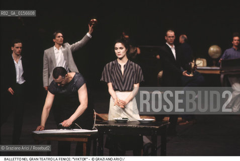 -Venezia,1992. Gran Teatro la Fenice. Balletto Viktor, coreografia di Pina Bausch, corpo di ballo Tanztheater Wuppertal.Tanztheater Wuppertal Pina Bausch Danza balletto coreografia Viktor.-Venice,1992. Gran Teatro la Fenice. Dance ballet Viktor, choreographed by Pina Bausch, Tanztheater Wuppertal dancers chorus  ©Graziano Arici/Rosebud2 .La cessione dei diritti di questa immagine si intende per quanto di nostra competenza. Non comprende invece le eventuali spese  relative a diritti che potranno essere richiesti dagli Enti o persone fisiche cui appartengono eventualmente i soggetti  ripresi. Tali costi, ove necessari, e l’espletamento di qualsivoglia pratica di richiesta di concessione del permesso di pubblicazione sono esclusivamente a carico e a cura del soggetto acquirente di questa immagine.