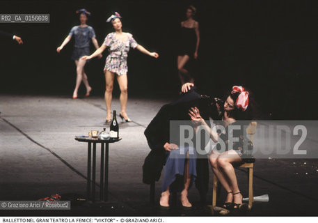 -Venezia,1992. Gran Teatro la Fenice. Balletto Viktor, coreografia di Pina Bausch, corpo di ballo Tanztheater Wuppertal.Tanztheater Wuppertal Pina Bausch Danza balletto coreografia Viktor.-Venice,1992. Gran Teatro la Fenice. Dance ballet Viktor, choreographed by Pina Bausch, Tanztheater Wuppertal dancers chorus  ©Graziano Arici/Rosebud2 .La cessione dei diritti di questa immagine si intende per quanto di nostra competenza. Non comprende invece le eventuali spese  relative a diritti che potranno essere richiesti dagli Enti o persone fisiche cui appartengono eventualmente i soggetti  ripresi. Tali costi, ove necessari, e l’espletamento di qualsivoglia pratica di richiesta di concessione del permesso di pubblicazione sono esclusivamente a carico e a cura del soggetto acquirente di questa immagine.