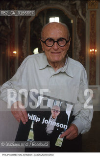 Nome: .JOHNSON PHILIP CORTELYON .Descrizione: .ARCHITETTURA ARCHITETTO SAGGISTA ( POST-MODERNO ) / LIBRO.ARCHITECTURE ARCHITECT ESSAYIST (POST-MODERNISM ) / BOOK.Credit: ©Graziano Arici/Rosebud2 / Costo: .A.Nazione: .USA.Cittˆ: .VENEZIA.VENICE.Data: .1999.