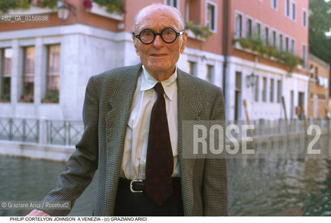 Nome: .JOHNSON PHILIP CORTELYON .Descrizione: .ARCHITETTURA ARCHITETTO SAGGISTA ( POST-MODERNO ) / A VENEZIA.ARCHITECTURE ARCHITECT ESSAYIST (POST-MODERNISM ) / IN VENICE.Credit: ©Graziano Arici/Rosebud2 / Costo: .A.Nazione: .USA.Cittˆ: .VENEZIA.VENICE.Data: .1999.
