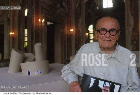 Nome: .JOHNSON PHILIP CORTELYON .Descrizione: .ARCHITETTURA ARCHITETTO SAGGISTA ( POST-MODERNO ) .ARCHITECTURE ARCHITECT ESSAYIST (POST-MODERNISM ) .Credit: ©Graziano Arici/Rosebud2 / Costo: .A.Nazione: .USA.Cittˆ: .VENEZIA.VENICE.Data: .1999.