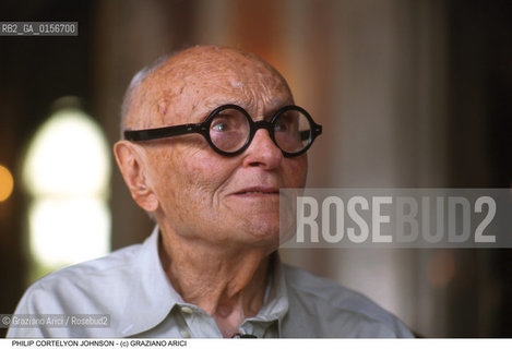 Nome: .JOHNSON PHILIP CORTELYON .Descrizione: .ARCHITETTURA ARCHITETTO SAGGISTA ( POST-MODERNO ) / OCCHIALI .ARCHITECTURE ARCHITECT ESSAYIST (POST-MODERNISM )  / GLASSES.Credit: ©Graziano Arici/Rosebud2 / Costo: .A.Nazione: .USA.Cittˆ: .VENEZIA.VENICE.Data: .1999.