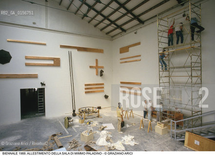 Nome: .PALADINO MIMMO.Descrizione: .ARTE BIENNALE / ALLESTIMENTO DELLA SALA.Credit: ©Graziano Arici/Rosebud2 / Costo: .A.Nazione: .ITALIA.Cittˆ: .VENEZIA.Data: .1988.