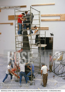 Nome: .PALADINO MIMMO.Descrizione: .ARTE BIENNALE / ALLESTIMENTO DELLA SALA.Credit: ©Graziano Arici/Rosebud2 / Costo: .A.Nazione: .ITALIA.Cittˆ: .VENEZIA.Data: .1988.