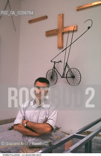 Nome: .PALADINO MIMMO.Descrizione: .ARTE / BICICLETTA BIENNALE CROCE.Credit: ©Graziano Arici/Rosebud2 / Costo: .A.Nazione: .ITALIA.Cittˆ: .VENEZIA.Data: .1988.