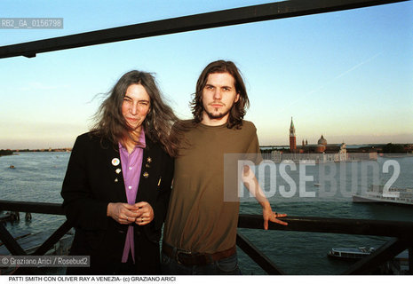 Nome: .SMITH PATTI.Descrizione: .MUSICA ROCK CANTANTE LETTERATURA POETESSA / CON IL SUO COMPAGNO ( MARITO ) IL CHITARRISTA OLIVER RAY A VENEZIA.ROCK MUSIC SINGER LITERATURE POETESS / WITH HER HUSBAND THE GUTARIST OLIVER RAY IN VENICE.Credit: ©Graziano Arici/Rosebud2 / Costo: .A.Nazione: .USA.Cittˆ: .VENEZIA.VENICE.Data: .1999.