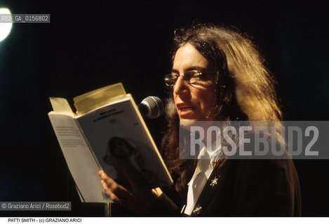 Nome: .SMITH PATTI.Descrizione: .MUSICA ROCK CANTANTE LETTERATURA POETESSA /LIBRO.ROCK MUSIC SINGER LITERATURE POETESS  / BOOK.Credit: ©Graziano Arici/Rosebud2 / Costo: .A.Nazione: .USA.Cittˆ: .VENEZIA.VENICE.Data: .1999.
