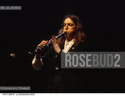 Nome: .SMITH PATTI.Descrizione: .MUSICA ROCK CANTANTE LETTERATURA POETESSA / SUONA IL CLARINETTO.ROCK MUSIC SINGER LITERATURE POETESS / PLAY THE CLARINET.Credit: ©Graziano Arici/Rosebud2 / Costo: .A.Nazione: .USA.Cittˆ: .VENEZIA.VENICE.Data: .1999.