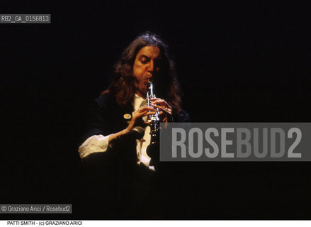 Nome: .SMITH PATTI.Descrizione: .MUSICA ROCK CANTANTE LETTERATURA POETESSA / SUONA IL CLARINETTO.ROCK MUSIC SINGER LITERATURE POETESS / PLAY THE CLARINET.Credit: ©Graziano Arici/Rosebud2 / Costo: .A.Nazione: .USA.Cittˆ: .VENEZIA.VENICE.Data: .1999.