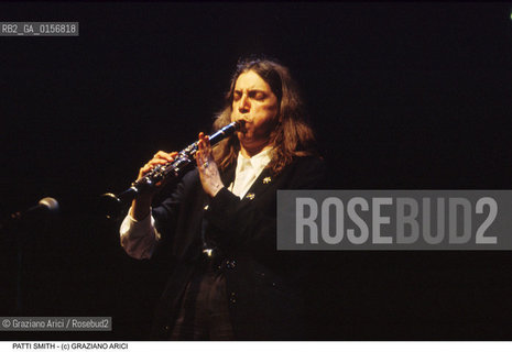 Nome: .SMITH PATTI.Descrizione: .MUSICA ROCK CANTANTE LETTERATURA POETESSA / SUONA IL CLARINETTO.ROCK MUSIC SINGER LITERATURE POETESS / PLAY THE CLARINET.Credit: ©Graziano Arici/Rosebud2 / Costo: .A.Nazione: .USA.Cittˆ: .VENEZIA.VENICE.Data: .1999.