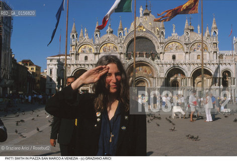Nome: .SMITH PATTI.Descrizione: .MUSICA ROCK CANTANTE LETTERATURA POETESSA / IN PIAZZA SAN MARCO A VENEZIA.ROCK MUSIC SINGER LITERATURE POETESS / IN PIAZZA SAN MARCO / VENICE.Credit: ©Graziano Arici/Rosebud2 / Costo: .A.Nazione: .USA.Cittˆ: .VENEZIA.VENICE.Data: .1999.