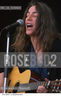 Nome: .SMITH PATTI.Descrizione: .MUSICA ROCK CANTANTE LETTERATURA POETESSA / SUONA LA CHITARRA.ROCK MUSIC SINGER LITERATURE POETESS / PLAY THE GUITAR.Credit: ©Graziano Arici/Rosebud2 / Costo: .A.Nazione: .USA.Cittˆ: .VENEZIA.VENICE.Data: .1999.