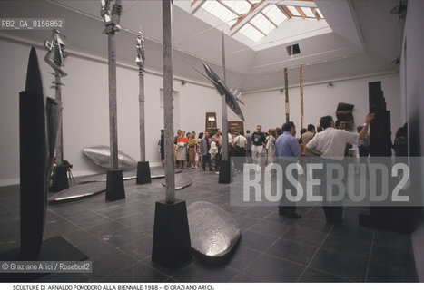 Localizzazione:.VENEZIA / CASTELLO.VENICE  / CASTELLO.Oggetto:.Soggetto:.XLIII ESPOSIZIONE INTERNAZIONALE DARTE LA BIENNALE DI VENEZIA / OPERE DI ARNALDO POMODORO AL PADIGLIONE ITALIA.XLIII INTERNATIONAL ART EXHIBITION LA BIENNALE DI VENEZIA  / WORKS BY ARNALDO POMODORO  IN ITALY PAVILION.Cronologia:.Definizione Culturale:.   Autore:.   Stile:.   Editori/Stampatori:.   Committenza:.Materia e Tecnica:.Collocazione:.BIENNALE ARTE.Riproduzione Fotografica:.©Graziano Arici/Rosebud2 Copyright: ©Graziano Arici/Rosebud2 /  .Data:.1988.Costo:.A.