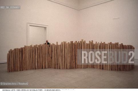 Localizzazione:.VENEZIA / CASTELLO.VENICE  / CASTELLO.Oggetto:.Soggetto:.IXL ESPOSIZIONE INTERNAZIONALE DARTE LA BIENNALE DI VENEZIA / OPERE DI NICHOLAS POPE AL PADIGLIONE GRAN BRETAGNA .IXL INTERNATIONAL ART EXHIBITION LA BIENNALE DI VENEZIA  / WORKS BY NICHOLAS POPE IN GREAT BRITAIN PAVILION.Cronologia:.Definizione Culturale:.   Autore:.   Stile:.   Editori/Stampatori:.   Committenza:.Materia e Tecnica:.Collocazione:.BIENNALE ARTE.Riproduzione Fotografica:.©Graziano Arici/Rosebud2 Copyright: ©Graziano Arici/Rosebud2 /  .Data:.1980.Costo:.A.