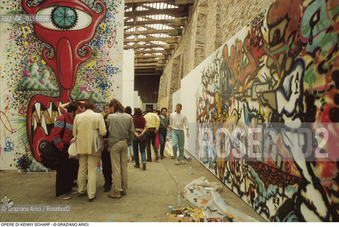 Caption: Localizzazione:.VENEZIA / DORSODURO.VENICE  / DORSODURO.Oggetto:.Soggetto:.XLI ESPOSIZIONE INTERNAZIONALE DARTE LA BIENNALE DI VENEZIA / OPERE DI KENNY SCHARF ESPOSTE NELLA SEZIONE APERTO 84 AI MAGAZZINI DEL SALE / GRAFFITI .XLI INTERNATIONAL ART EXHIBITION LA BIENNALE DI VENEZIA  /  WORKS EXHIBITED IN APERTO 84  SECTION AT THE MAGAZZINI DEL SALE.Cronologia:.Definizione Culturale:.   Autore:.   Stile:.   Editori/Stampatori:.   Committenza:.Materia e Tecnica:.Collocazione:.BIENNALE ARTE.Riproduzione Fotografica:.©Graziano Arici/Rosebud2 Copyright: ©Graziano Arici/Rosebud2 /  .Data:.1984.Costo:.A