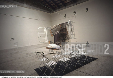Localizzazione:.VENEZIA / CASTELLO.VENICE  / CASTELLO.Oggetto:.Soggetto:.XLV ESPOSIZIONE INTERNAZIONALE DARTE LA BIENNALE DI VENEZIA / RIN-ZEN, 1993, INSTALLAZIONE DI ANTONI TAPIES AL PADIGLIONE SPAGNOLO.XLV INTERNATIONAL ART EXHIBITION LA BIENNALE DI VENEZIA  / RIN-ZEN, 1993, INSTALLATION BY ANTONI TAPIES IN SPAIN PAVILION .Cronologia:.Definizione Culturale:.   Autore:.   Stile:.   Editori/Stampatori:.   Committenza:.Materia e Tecnica:.Collocazione:.BIENNALE ARTE.Riproduzione Fotografica:.©Graziano Arici/Rosebud2 Copyright: ©Graziano Arici/Rosebud2 /  .Data:.1993.Costo:.A.