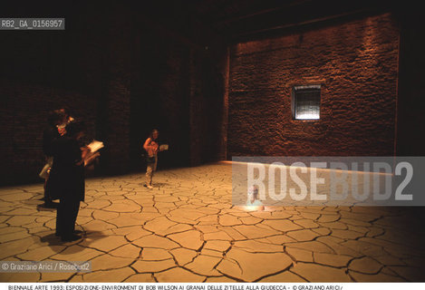 Localizzazione:.VENEZIA / GIUDECCA.VENICE  / GIUDECCA.Oggetto:.Soggetto:.XLV ESPOSIZIONE INTERNAZIONALE DARTE LA BIENNALE DI VENEZIA / ESPOSIZIONE-ENVIRONMENT DI BOB WILSON ESPOSTA NELLA SEZIONE SLITTAMENTI AI GRANAI DELLE ZITELLE.XLV INTERNATIONAL ART EXHIBITION LA BIENNALE DI VENEZIA / EXPOSITION-ENVIRONMENT BY BOB WILSON EXHIBITED IN THE SLITTAMENTI SECTION AT THE GRANAI OF THE ZITELLE .Cronologia:.Definizione Culturale:.   Autore:.   Stile:.   Editori/Stampatori:.   Committenza:.Materia e Tecnica:.Collocazione:.BIENNALE ARTE.Riproduzione Fotografica:.©Graziano Arici/Rosebud2 Copyright: ©Graziano Arici/Rosebud2 /  .Data:.1993.Costo:.A.