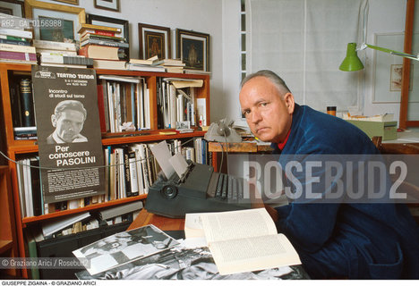 Caption: Nome: .ZIGAINA GIUSEPPE.Descrizione: .ARTE PITTORE / IN STUDIO CON FOTO DI PASOLINI.Credit: ©Graziano Arici/Rosebud2 / Costo: .A.Nazione: .ITALIA.Cittˆ: ..Data: .1988