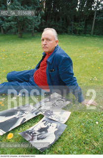 Caption: Nome: .ZIGAINA GIUSEPPE.Descrizione: .ARTE PITTORE / NEL GIARDINO DI CASA CON FOTO DI PASOLINI.Credit: ©Graziano Arici/Rosebud2 / Costo: .A.Nazione: .ITALIA.Cittˆ: ..Data: .1988