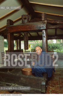 Caption: Nome: .ZIGAINA GIUSEPPE.Descrizione: .ARTE PITTORE / IN CASA CON UN TORCHIO.Credit: ©Graziano Arici/Rosebud2 / Costo: .A.Nazione: .ITALIA.Cittˆ: ..Data: .1988