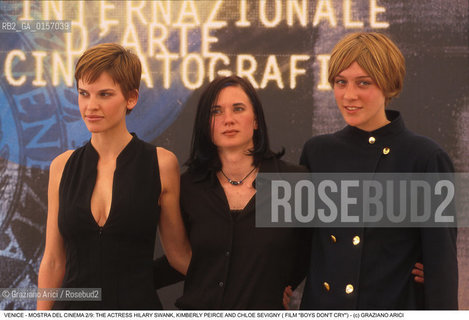 Nome:.BOYS DONT CRY.Descrizione:.CAST FILM / HILARY SWANK, KIMBERLY PEIRCE E CHLOE SEVIGNY / CINEMA ATTRICE.Credit:.©Graziano Arici/Rosebud2 Costo:.A.Nazione:..Cittˆ:.VENEZIA.Data:.1999.