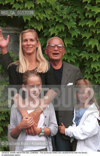 Nome:.DE LAURENTIIS DINO.Descrizione:.CINEMA PRODUTTORE CON LA SUA FAMIGLIA / MOSTRA DEL CINEMA.Credit:.©Graziano Arici/Rosebud2 Costo:.A.Nazione:.ITALIA.Cittˆ:.VENEZIA.Data:.1999.