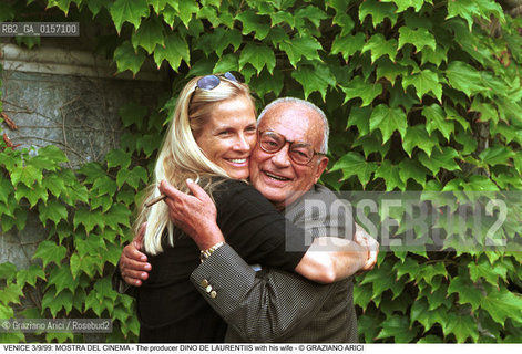 Nome:.DE LAURENTIIS DINO.Descrizione:.CINEMA PRODUTTORE CON LA MOGLIE / MOSTRA DEL CINEMA.Credit:.©Graziano Arici/Rosebud2 Costo:.A.Nazione:.ITALIA.Cittˆ:.VENEZIA.Data:.1999.